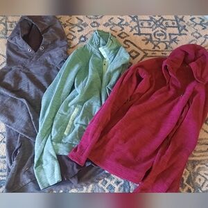 Lot Of 3 Avalanche Sweaters all with thumb holes. The pink one is Fleece. Size S